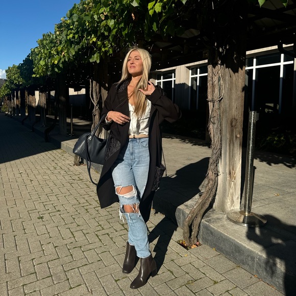 Meet your Posher, Hillary - Picture 1 of 1